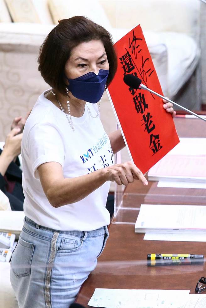 針對台北市政府宣布恢復發放重陽敬老金，市長柯文哲在14日赴議會備詢時表示不要債留子孫，議員汪志冰質詢柯文哲時拿出「終於還我敬老金」牌子，表示柯市長欠台北市民一個道歉。（鄧博仁攝）