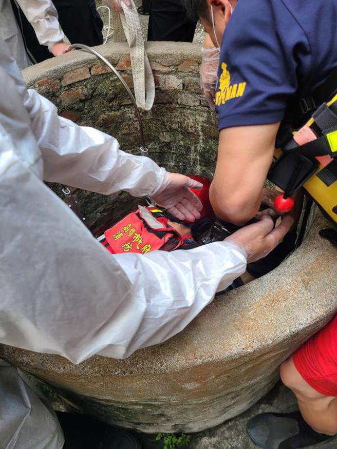 高雄市鼓山區樹德里民14日下午在鼓山二路發現53歲陳姓男子墜落約10公尺深古井中，隨即通報處理。警方到場將陳男救起但已無生命跡象，送醫不治，已聯繫家屬協助釐清墜井原因。（圖/ 中央社）