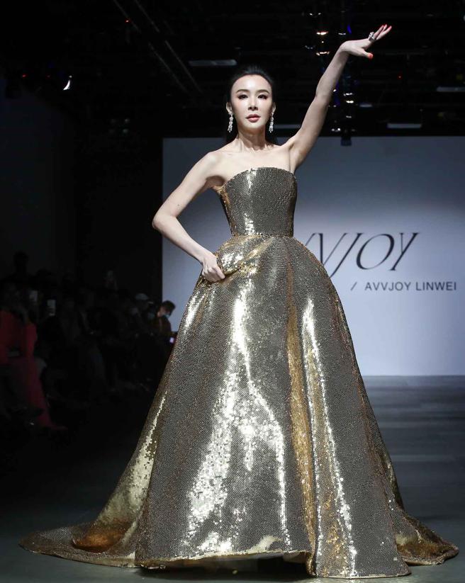 萧蔷力挺林薇压轴走秀，身穿百万礼服。（陈俊吉摄）
