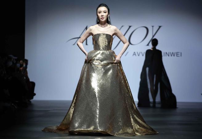 萧蔷力挺林薇压轴走秀，身穿百万礼服。（陈俊吉摄）