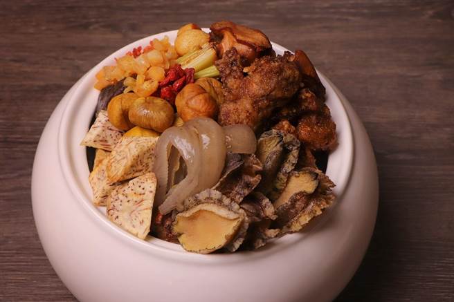 板桥凯撒干贝鲍鱼佛跳墙。（板桥凯撒提供）