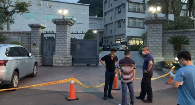 南投縣草屯鎮康建生技公司今(14日)傍晚發生槍擊案件。包含公司創辦人賴敏男在內，總計5人遭行刑式槍殺，已4死。(讀者提供)