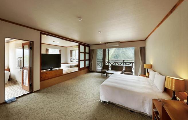 （力丽观光在国旅补助期间月月抽奖回馈，入住就有机会0元体验顶级套房。图／力丽观光提供）