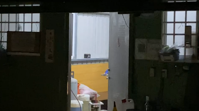 蒙面兇手在廁所殺害賴敏男弟弟和劉姓園藝課長。（翻攝畫面）