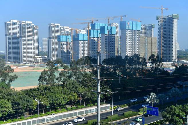 大陆烂尾楼停贷风波蔓延，短短几天内盛传业主集体停贷已扩大至200余楼盘项目，中国监管部门连日召开紧急会议并约见多间银行代表，但仍未传出会议是否达成解决方案。（图／中新社）