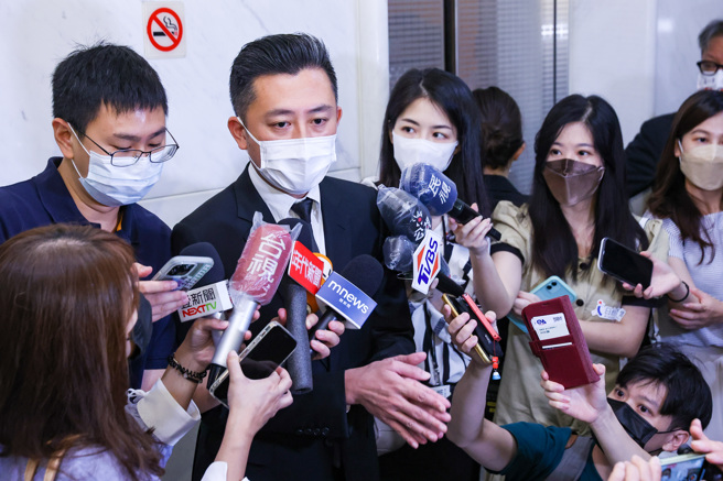 民進黨桃園市長參選人林智堅（左二）13日針對論文風波表示，都已在上次的記者會裡面已經說明，對於其它說法沒有回應。（羅永銘攝）