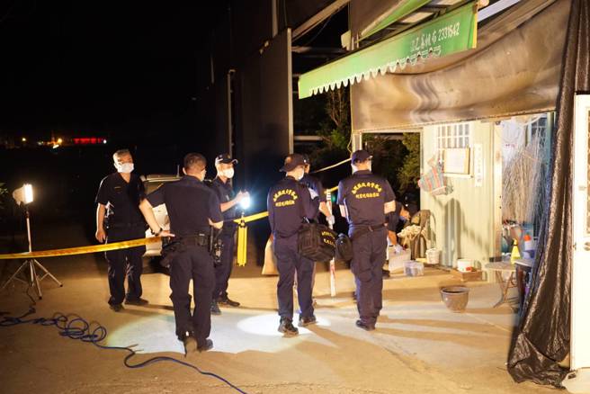 案發第一現場，鑑識人員稍早進入採證。(吳建輝攝)