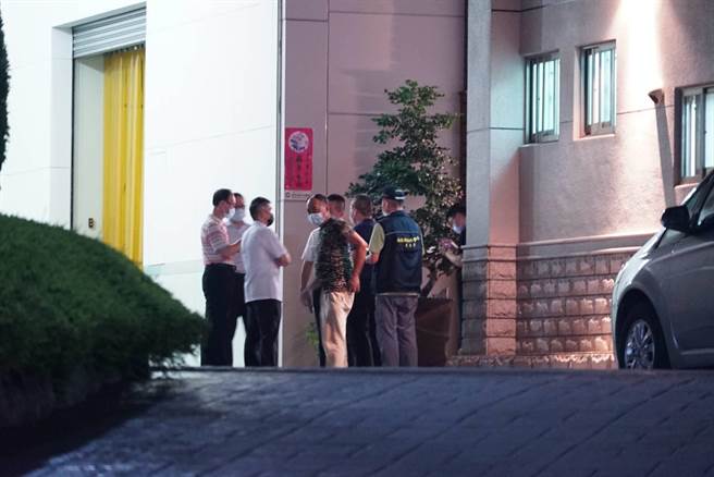 目前黄明昭与草屯警分局、检察官、法医等人在现场，以厘清案情。（吴建辉摄）