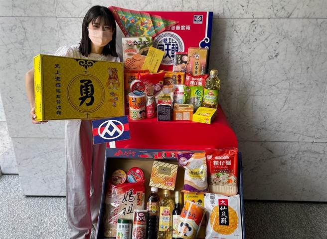 全联今年整合线上线下推出「宫庙代客普渡」与「普度箱预购」两种专案。(全联提供)