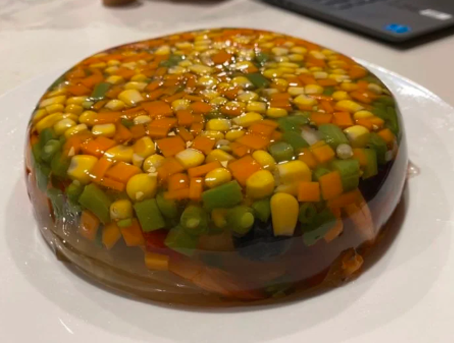 网友分享妈妈把三色豆、虾仁、草莓、葡萄做成营养果冻。（翻摄自Dcard）