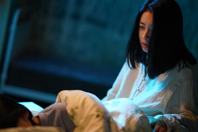 徐令姬為了壯膽於是夜奔超商讀《邪門》劇本。（采昌提供）