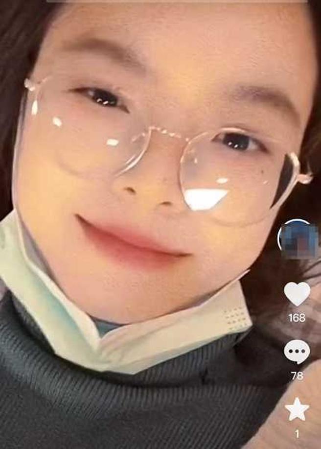 刘艷和男友很有默契，没说分手就渐行渐远了。（图／翻摄自微博）