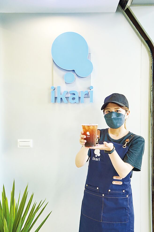 立足市場近30年的怡客咖啡，13日發布品牌新LOGO與林口概念店全新店型，總經理劉人豪表示全新品牌識別與餐點將讓年輕人看見怡客的改變。圖／公司提供