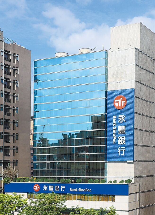 永丰银行以金融核心力携手企业伙伴迈步前进，2022年上半年以太阳能电厂、危老都更、企业併购及跨境服务等四大领域共同主办联贷案规模勇夺民营银行第一。图／永丰银行提供