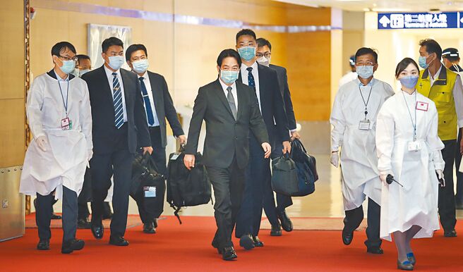 前國策顧問金美齡爆料「如果不是她在增上寺門口巧遇賴清德，否則賴清德可能沒人可以帶入場」。賴副總統是「私人或特使行程」的疑慮，差點被放生，他是受總統蔡英文「指派」或「一意孤行」，總統府應該對外清楚說明。（范揚光攝）