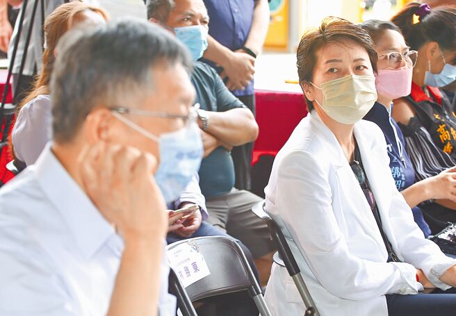 台北市明年将恢復发放重阳敬老金，每名长辈可领1200元。图为市长柯文哲（左）、副市长黄珊珊（右），13日出席环南市场环境整洁评比颁奖典礼。（陈俊吉摄）