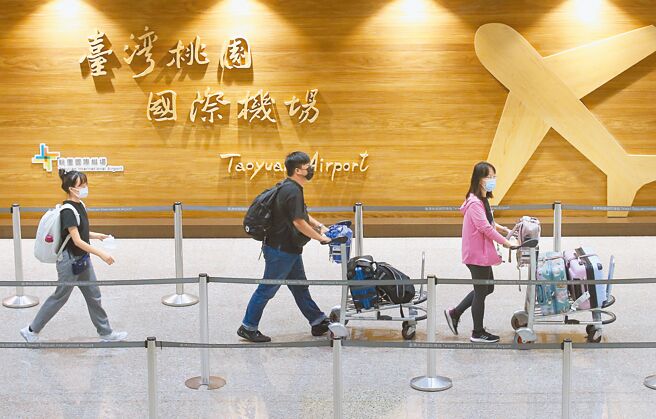 「數位新冠病毒健康證明」系統版本今天更新，不止歐盟可以用，美、加、日、澳也可通行。圖為桃園機場剛下機的旅客。（范揚光攝）