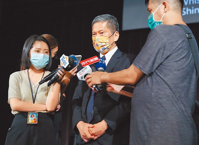 晓剧场2020年度制作《潮来之音》，将于8月在英国参与爱丁堡艺穗节（Edinburgh Festival Fringe）中演出，13日举行彩排，文化部长李永得（见图）受访时为空总、台博馆争议，反击柯文哲「白贼」、连打嘴炮都不做功课，李永得落狠话说，若柯文哲拿得出备忘录，他就把头给柯文哲，若拿不出来，请柯文哲在市府前面壁思过3天。（陈俊吉摄）