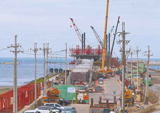 藻礁公投联盟昨抨击第三天然气接收站防波堤工程品质低劣，沉箱本体结构破裂，中油回应主要是外力撞击所影响。（本报资料照片）