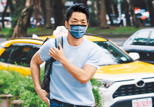 国民党台北市长参选人蒋万安（见图）13日穿着轻松出席台大政治营「大讲者演讲」，受访时表示，柯文哲敬老金政策不愿意发没关系，他一定会遵照台北市议会的自治条例，尊重长辈以及考量政府税收与财政纪律，发放重阳敬老金。（郭吉铨摄）