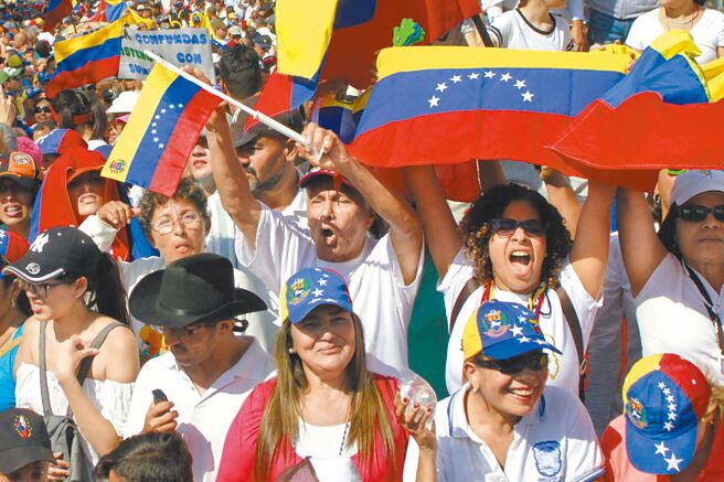 由于美国策动委国政变，委内瑞拉政府于2019年决定彻底中断与美国的外交和政治关系。图为委内瑞拉反对党支持者参加集会。（新华社）