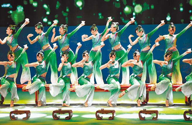 7月13日，第14届海峡论坛大会在福建省厦门市举行。此次海峡论坛以「扩大民间交流、深化融合发展」为主题。图为论坛大会开始前的文艺表演——舞蹈《茶·飘香》。（中新社）