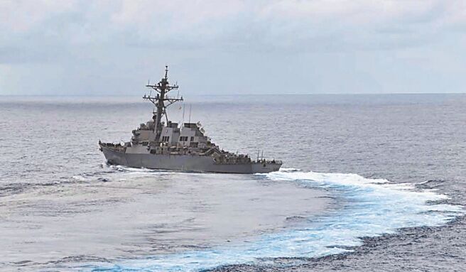 美國神盾級飛彈驅逐艦「班福德」號（USS Benfold）昨（13）日進入中國所控西沙群島12浬的領海範圍內，中共解放軍隨即派出飛彈護衛艦咸寧艦進行跟蹤與驅離。（摘自美國海軍第7艦隊官網）