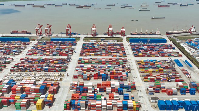 7月13日，中国海关总署公布最新数据显示，2022年上半年中国货物贸易进出口总值19.8万亿元人民币，同比增长9.4％。图为南京港龙潭货柜码头。（中新社）