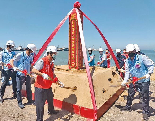 总经费高达12.4亿元的「料罗港区北码头区围堤造地工程」开工，将可增加17公顷新生地。（金门县港务处提供／李金生传真）