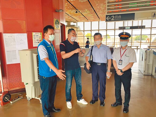 苗栗火车站採绿建筑设计，屡次遭旅客抱怨「冬冷夏热」，立委徐志荣（左二）等人昨天到场会勘，盼台铁局尽快改善。（徐志荣服务处提供／李京升苗栗传真）