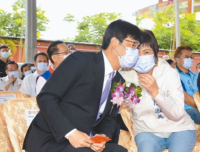 高医冈山医院13日举行上梁典礼，高雄市长陈其迈（左）与高雄市议会副议长陆淑美交流热络。（林瑞益摄）