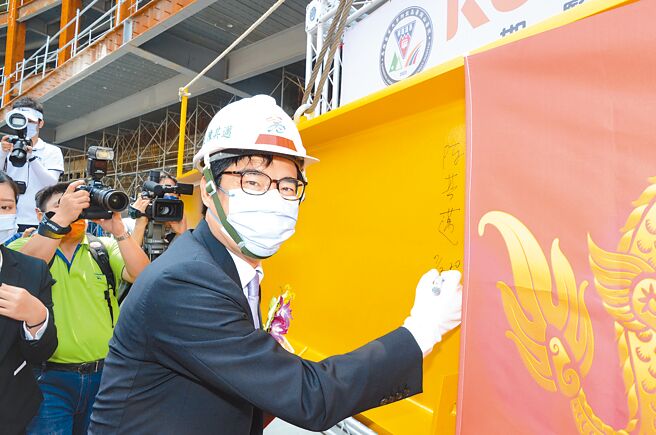 高雄市长陈其迈13日出席高医冈山医院一期医疗大楼新建工程上梁典礼，他在钢梁上签名。（林瑞益摄）