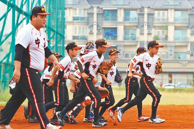 高雄市少棒隊7月底將代表台灣赴美參加小馬聯盟野馬級世界少棒錦標賽，期盼高雄少棒隊在各界支持下，能在國際舞台發光發熱、為國爭光。（中正國小提供／洪浩軒高雄傳真）