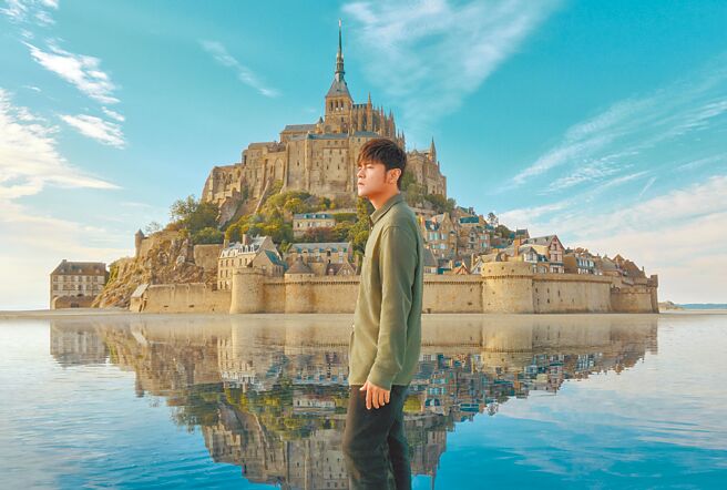 周杰倫新專輯封面在法國取景，聖米歇爾山與水面上的倒影相互輝映。（杰威爾音樂提供）