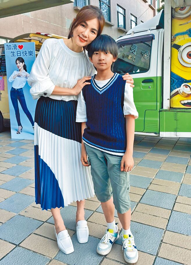 葉泓毅（右）被Ella誇讚演技，相當開心。（達騰娛樂提供）