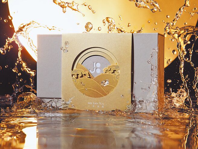 十間茶屋與舊振南聯名推中秋禮盒，以海上明月概念作主視覺。（十間茶屋提供）