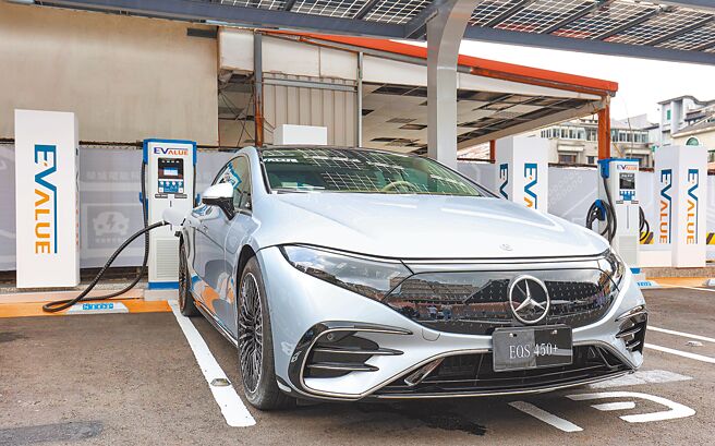 華城電能EVALUE於2020年於台北內湖打造綠能充電示範站，昨（13日）再推出全台最高功率480kW充電樁（見圖），單槍最高輸出功率可達480kW，充電支援最高電壓1000V，槍線支援最高電流500A，可依市場需求設置分體櫃與充電功率240kW-480kW。（華城電能提供）