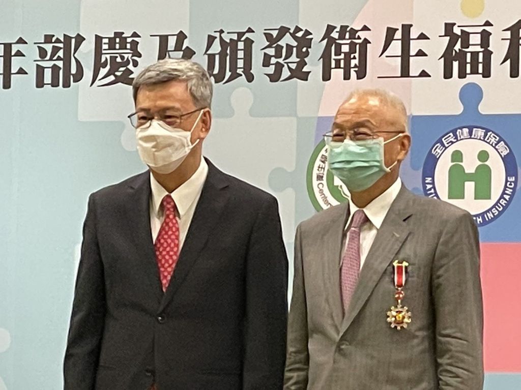 李祖德(右)获颁卫福专业奖章。（北医大提供）