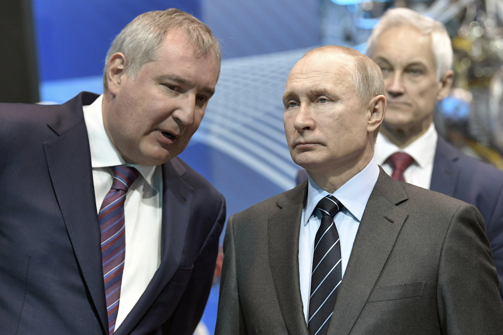 左俄罗斯联邦太空总署（Roscosmos）署长罗戈辛（Dmitry Rogozin）、右俄总统普丁。图/美联社(photo:ChinaTimes)