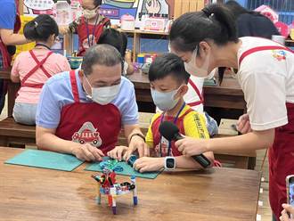 玩具醫學院夏令營 侯友宜攜手學童改造玩具機器人