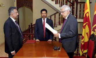 斯里蘭卡總統流亡新加坡 總理宣誓就職代理總統