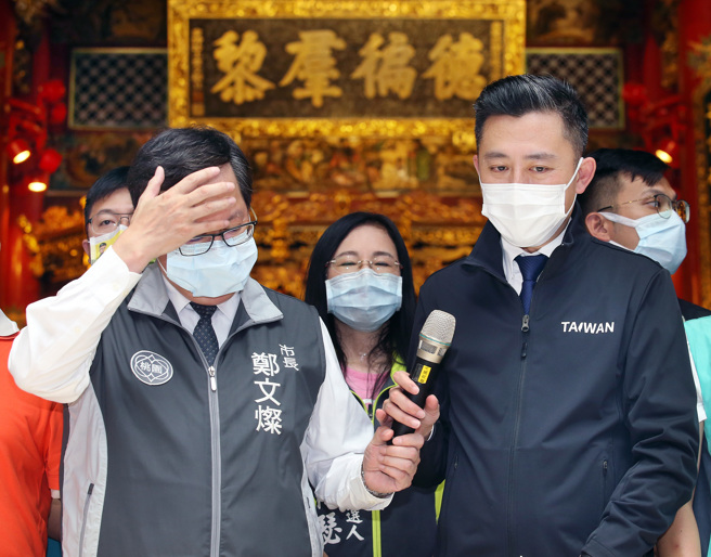 桃園市現任市長鄭文燦（左）與民進黨桃園市長參選人林智堅（右），7月9日首度走訪桃園地方。（資料照片）