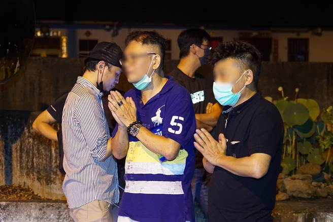 15日凌晨 12点半左右，包括赖敏男的女儿、弟弟、公司张姓会计、刘姓员工等遗体，由葬仪社人员协助送往殡仪馆，待一早检察官做进一步相验。（吴建辉摄）