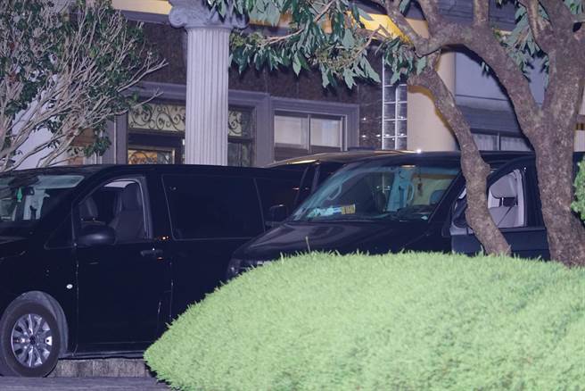 南投草屯镇的康建生技公司14日晚间传枪响，蒙面凶嫌持灭音手枪，以行刑式枪杀5人，2男遭反铐爆头亡，2女被狙杀身亡，生技公司负责人赖敏男则头部卡弹转送台中荣总急救。（吴建辉摄）