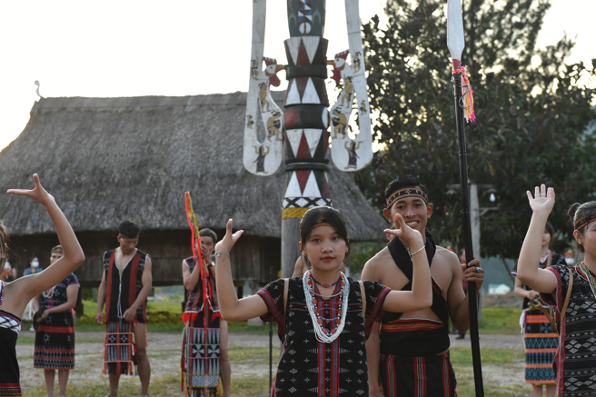 旅游业是越南重要收入来源，近年来越南中部广南省发展以自然风光和少数民族文化为特色的绿色旅游产业，吸引了更多国际游客。（图／新华社) 