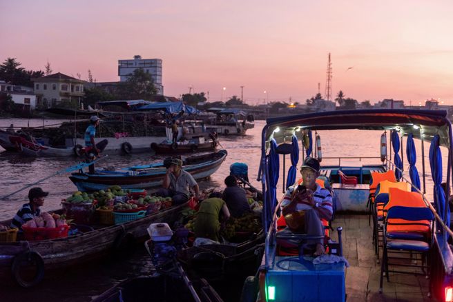 越南今年上半年越南GDP同比增长6.42%，失业率降到几乎是全球最低水平的2.48%，各项数据都显示其经济成长强劲且健康，不少中国民眾担忧大陆经济会被越南赶超。图为越南湄公河水上市场。（图／路透）