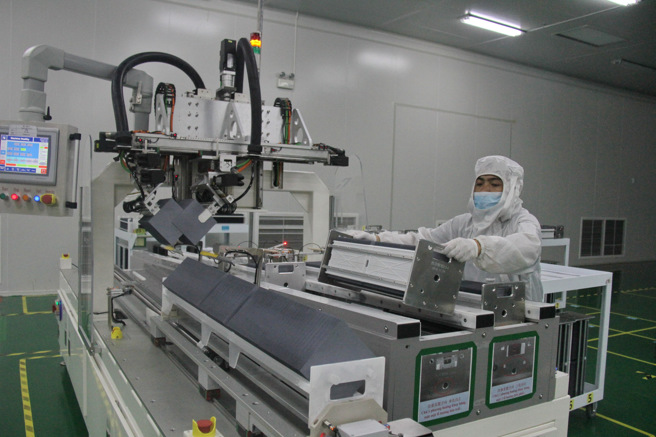 在越南北江省云中工业园区内，由中国企业投资的越南光伏科技公司引进十多家大陆同类和上下游配套企业，迅速在越南形成完整产业链。（图／新华社）