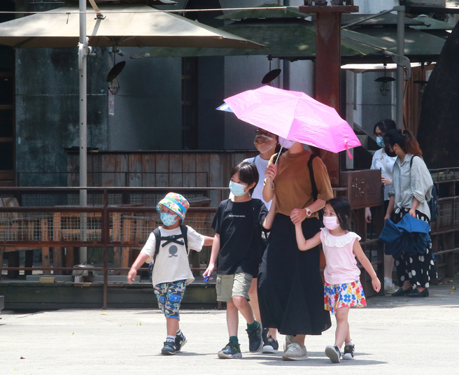 今高溫上看37度，中部、南部午後雷雨機率高。（陳信翰攝）