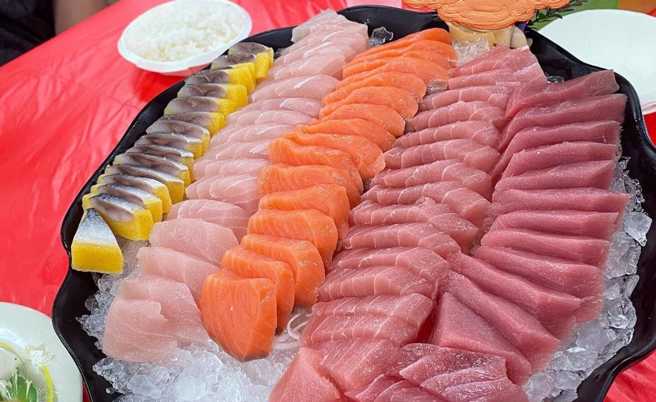 垦丁点400元生鱼片，份量超惊人。（图／翻摄自爆废公社二馆）