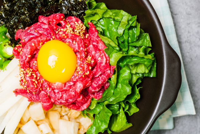 妹子腹痛1個月沒好，大便驚見「白色寬麵條」。（圖／shutterstock）